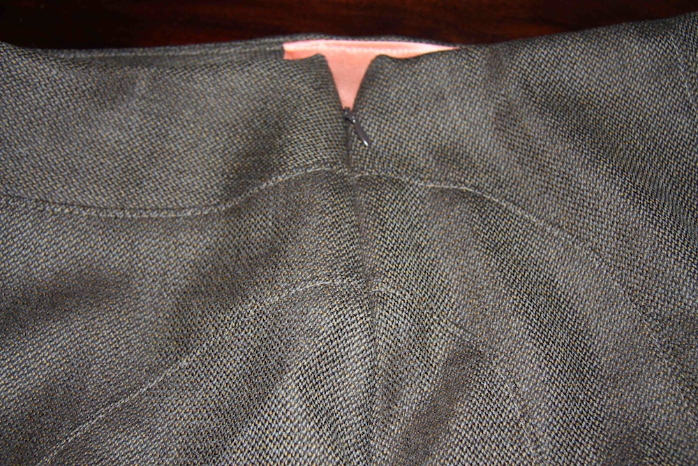 V8543 Vogue Skirt seam matching